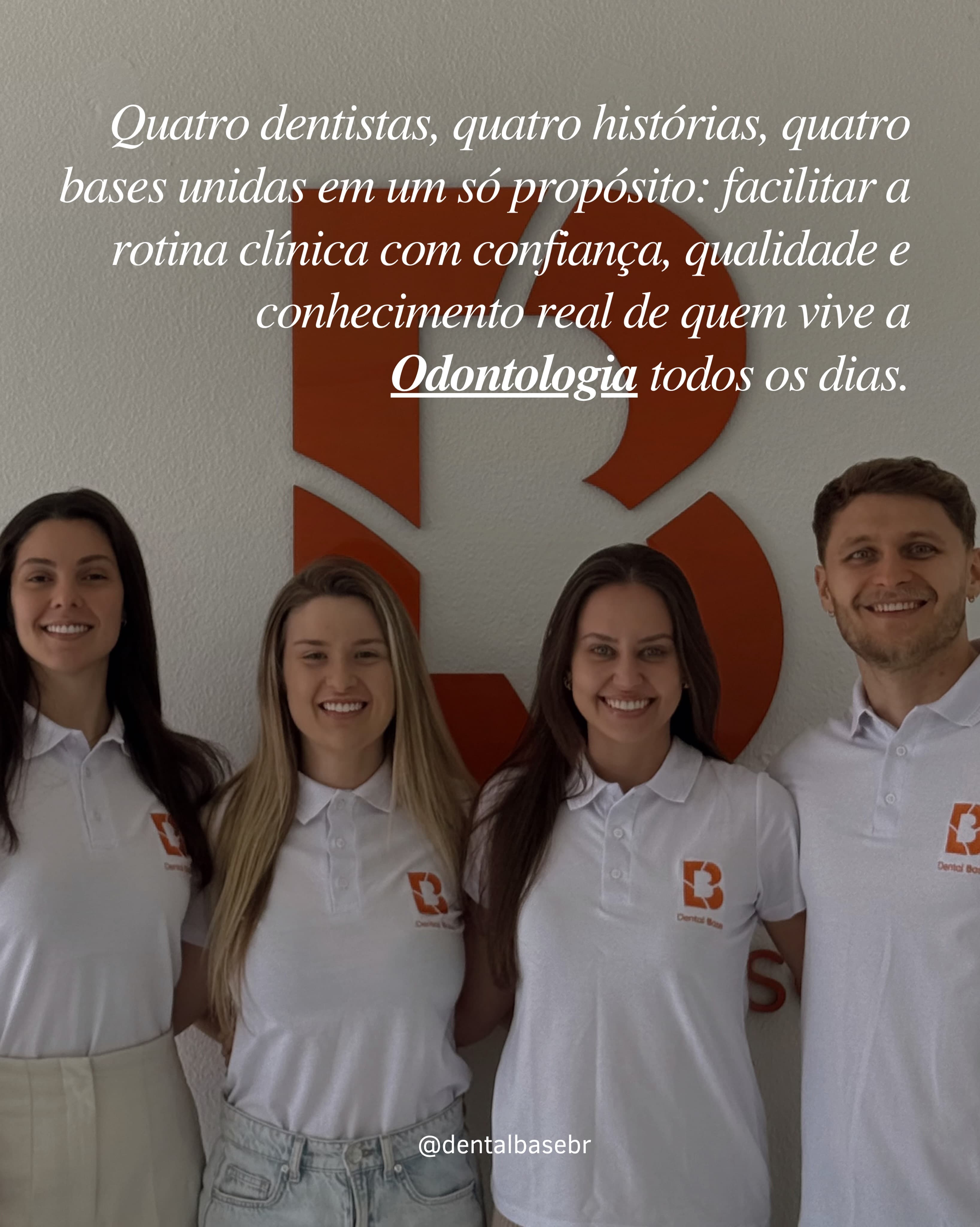 Os quatro fundadores da Dental Base reunidos, vestindo camisetas da marca